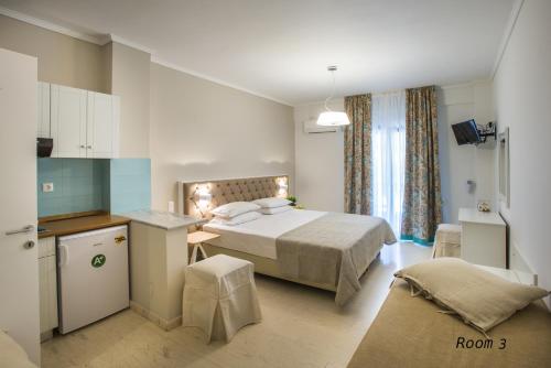 塞沃塔Hotel Oriana - Adults Only的酒店客房带一张床和一个厨房