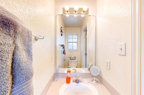 基林Casa Killeen的一间带水槽和镜子的浴室