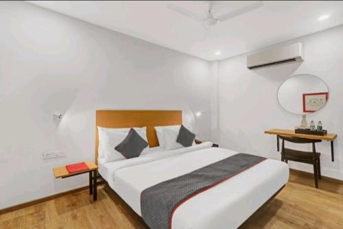 勒克瑙Nilansh homes and hotels的一间卧室设有一张大床和一个篮球架