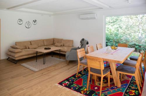 萨拉热窝Villa Rivus的客厅配有桌子和沙发