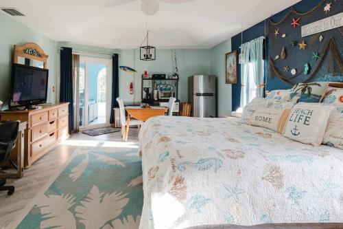 北港steve and cori's tropical king suite 2的一间卧室配有一张大床和电视