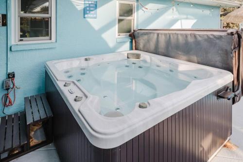 北港steve and cori's tropical king suite 2的一个带长凳的客房内的大浴缸