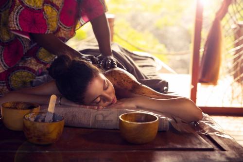 基济姆卡济桑给巴尔水果&香料疗养度假村的躺在桌子上享受按摩的女人