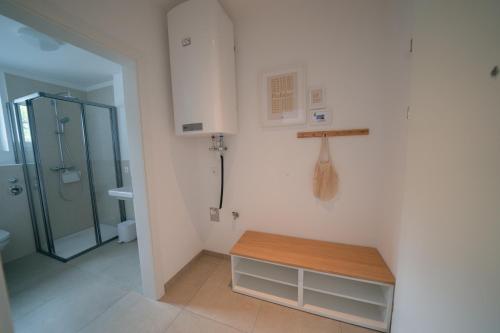 赖弗尼茨Apartment Seekind by Cosy Homes的带淋浴的浴室和长凳