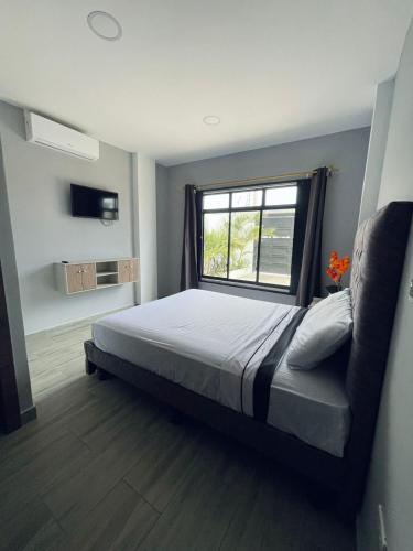 萨利纳斯Departamento exclusivo en salinas的一间卧室设有一张大床和一个窗户。