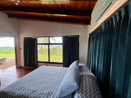 BejucoSweet Jungle Beach的一间卧室设有一张床和一个大窗户
