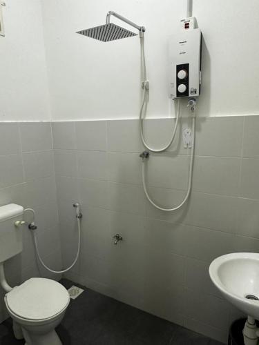 加央Aisy Guest House - MUSLlM Only的带淋浴、卫生间和盥洗盆的浴室