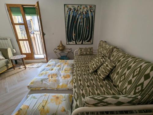 塔拉戈纳La Paloma的客厅配有沙发和1张床