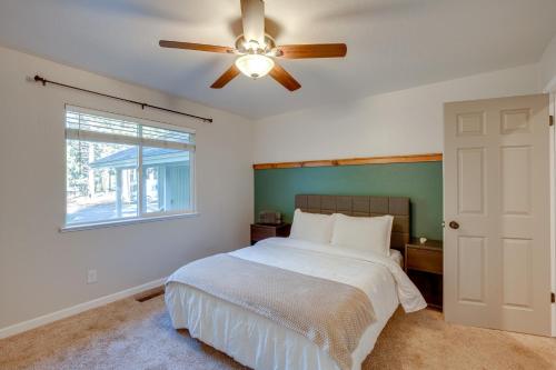 南太浩湖Cozy Lake Tahoe Home with Yard, Near Ski Resorts!的一间卧室配有一张床和吊扇