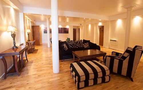 阿伯丁Trinity Quay Apartments的客厅配有沙发和桌子
