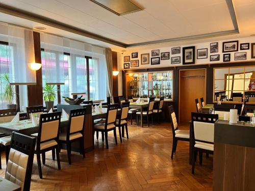 SpaichingenHotel Restaurant Kreuz Spaichingen的餐厅内带桌椅的用餐室