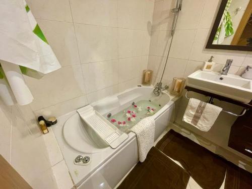 奥良Belle suite / belles vacances的带浴缸和盥洗盆的小浴室