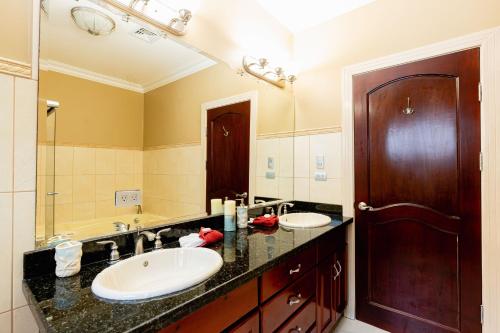 普拉亚埃尔莫萨Casa Q - Bella Vista的一间带两个盥洗盆和大镜子的浴室