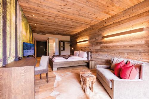 尊德伦河畔酒店 的客房设有木墙、沙发和床。