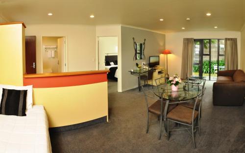 北帕默斯顿尚塞勒汽车旅馆和会议中心的酒店客房 - 带一张床和用餐室