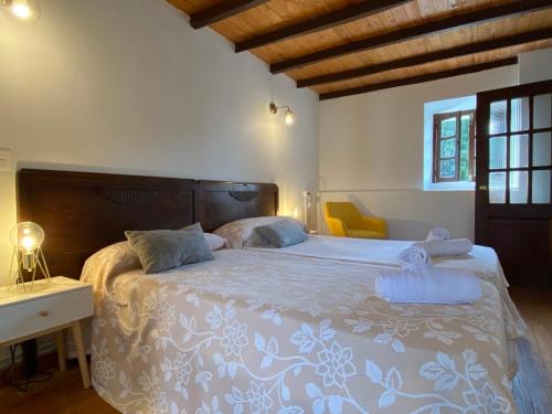 卡达韦多La Casina de Inesita的一间卧室配有一张大床和木制床头板