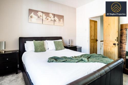北安普敦Elegant Two Bedroom House by AV Hughes Properties Short Lets & Serviced Accommodation Northampton with Free Parking & Fast Wi-Fi的卧室配有一张带绿毯的白色床