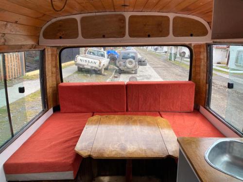 纳塔列斯港Camperbus Apawata的享有货车后部的景色,设有长凳和桌子