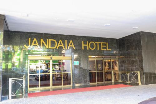 大坎普大坎普捷达酒店的一间位于酒店前方的标牌卡姆巴拉酒店
