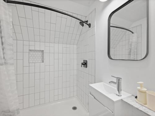 匹兹堡Shadyside, Pittsburgh, Modern and Unique 1 Bedroom Unit6 with Free Parking的白色的浴室设有水槽和淋浴。
