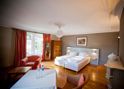 福维莱尔斯德斯特艾恩查安斯庄园酒店的卧室配有一张床和一张桌子及椅子