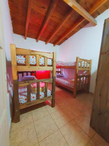 Las HerasBACANO hostel的一间卧室配有两张双层床。