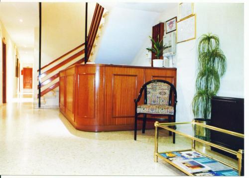 巴达霍斯Hostal Niza的走廊上设有椅子和玻璃桌