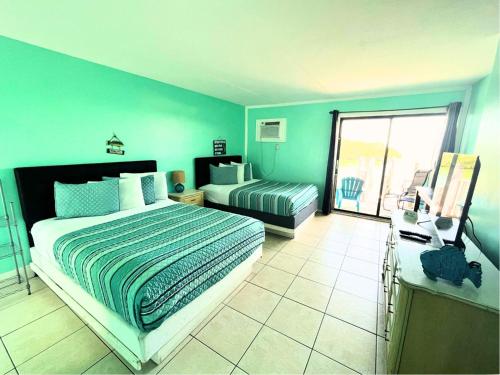 Conch KeyConch Key Fishing Lodge & Marina的一间带大床的卧室和一个阳台