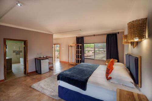 利文斯顿The Nkhosi Livingstone Lodge and Spa的一间带大床的卧室和一间浴室