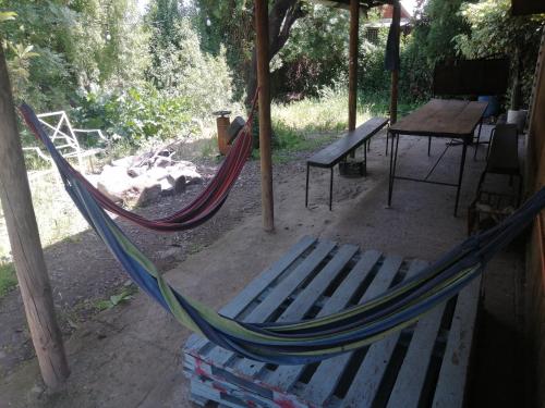Cajon del MaipoCASA kuntur的帐篷内的吊床和野餐桌