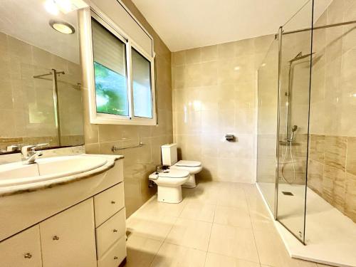 拉梅特拉·德·玛尔Villa Avondale 3bedroom villa with air-conditioning & private swimming pool的浴室配有卫生间、盥洗盆和淋浴。