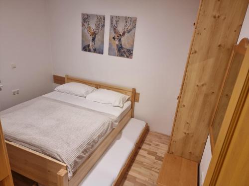 霍茨科波霍尔耶Bolfenk Snowflake app的卧室配有一张床,墙上挂有两张照片