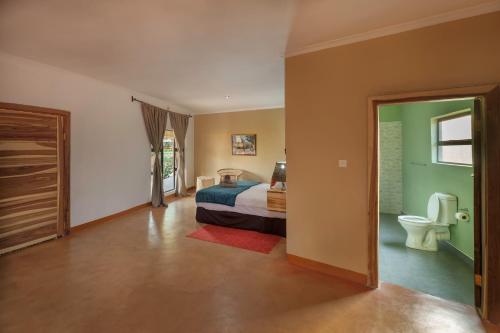 利文斯顿The Nkhosi Livingstone Lodge and Spa的一间卧室配有一张床和一个卫生间