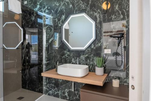 奥特朗托Murieri Rooms的一间带水槽和镜子的浴室