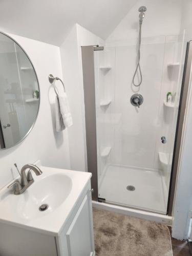 曼切斯特Street side studio apartment的带淋浴和盥洗盆的白色浴室