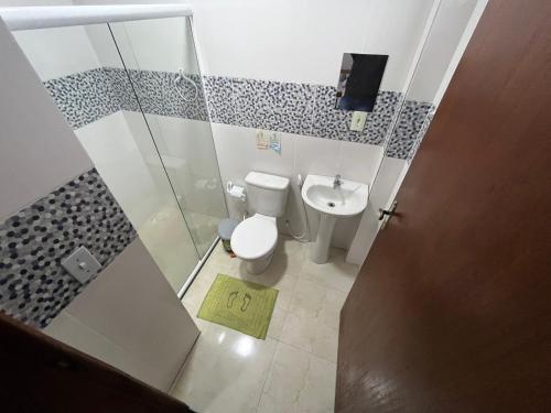 马里卡Hotel Marquês de Maricá的浴室配有卫生间、淋浴和盥洗盆。