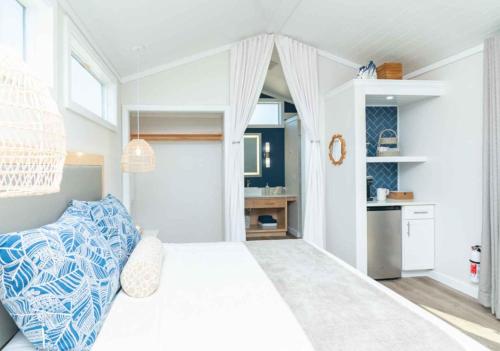 Summerland KeySun Outdoors Sugarloaf Key的一间白色卧室,配有床和厨房