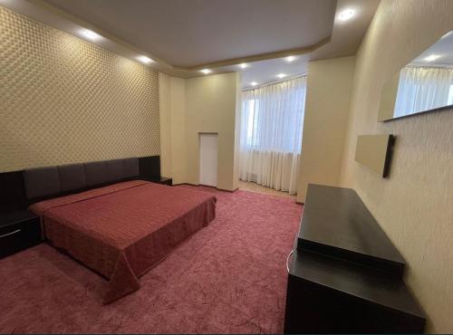 第聂伯罗LUX central apartment的一间在房间内配有红色床的卧室