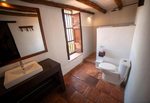 巴里查拉Achiotte by Masaya的一间带水槽、卫生间和镜子的浴室