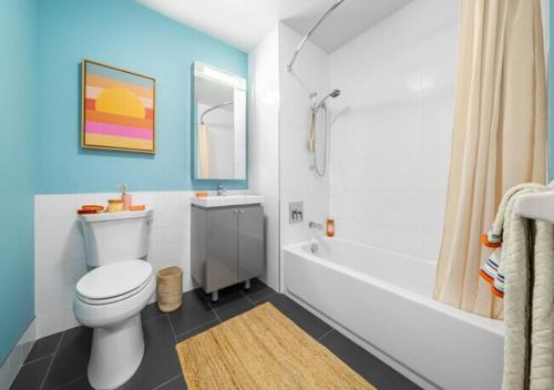 纽约Glorious 3 Bed 2 Bath In Upper East Side的浴室配有白色卫生间和浴缸。