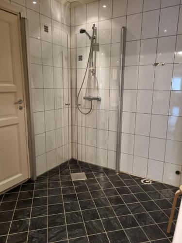 弗勒Stor leilighet med 4 senger sentralt i Førde的浴室设有黑色瓷砖淋浴。