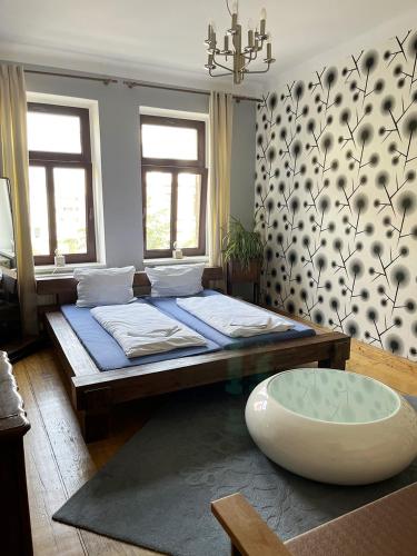 莱比锡地球家园旅舍的一间卧室设有一张大床和一个大窗户