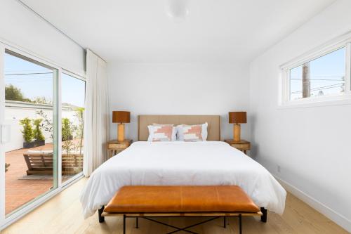 洛杉矶Beautiful 3 bedroom in Mar Vista的一间卧室设有一张床和一个大窗户