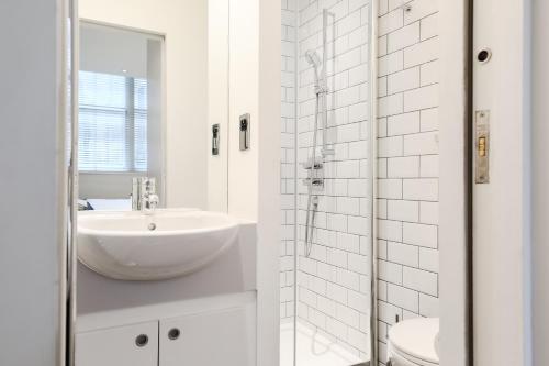 伦敦Olympic Park Apartments的白色的浴室设有水槽和卫生间。
