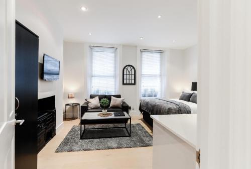 伦敦Olympic Park Apartments的客厅配有沙发和1张床