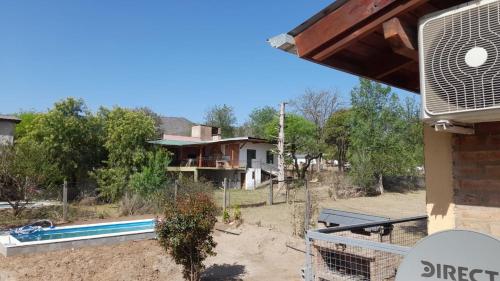 圣罗莎卡拉穆奇塔县POSADA LAS MARGARITAS的一座房子前面设有游泳池