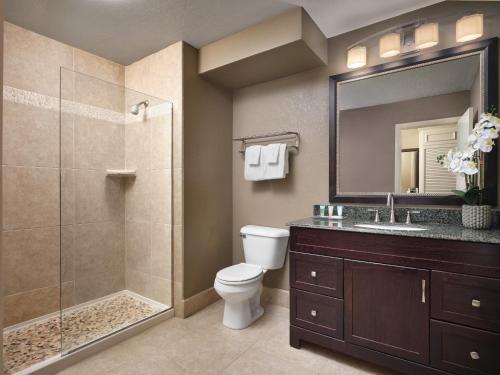 阿瓦隆卡塔利娜岛酒店 的浴室配有卫生间、淋浴和盥洗盆。