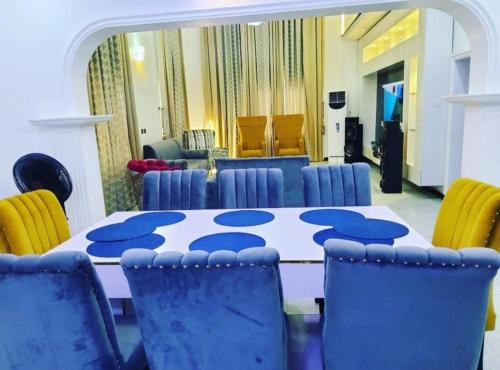 伊巴丹Luxurythemain的一间会议室,配有桌子和蓝色椅子