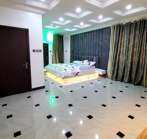 伊巴丹Luxurythemain的卧室配有1张床,铺有瓷砖地板。