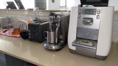 哈德拉Green Park的厨房柜台配有咖啡壶,旁边是咖啡壶